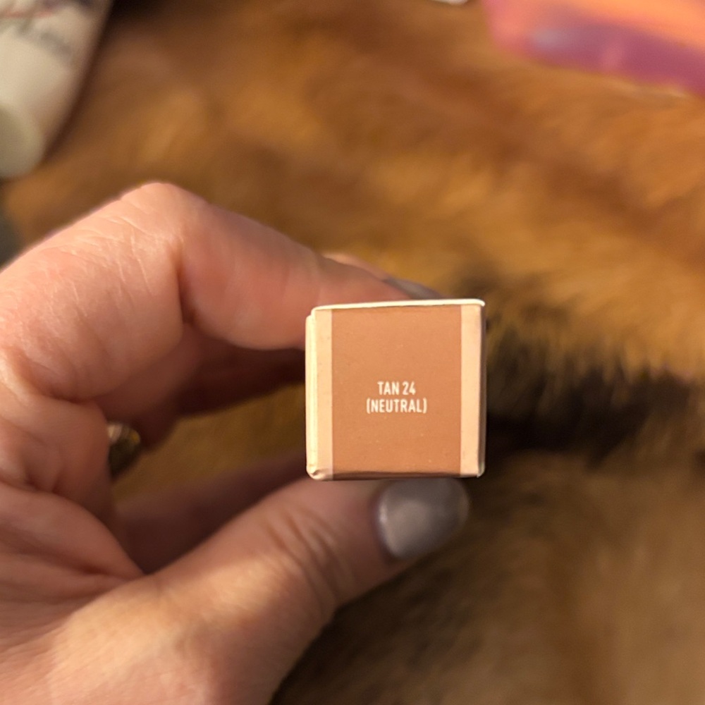 Tan 24 soft radiance concealer - Picture 4 of 6
